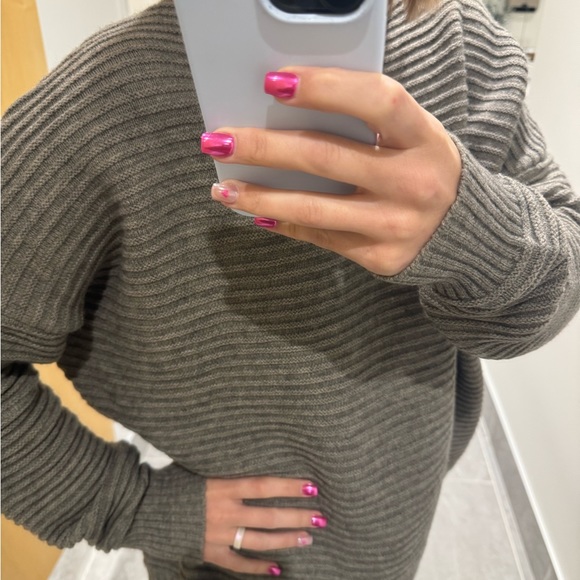 Betsey’s Boutique sweater - Picture 2 of 2